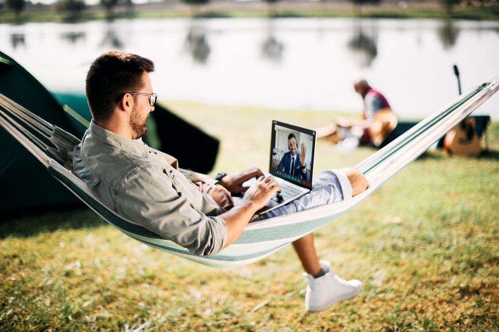 “Alone on the road”: Loneliness among digital nomads and the use of socialmedia to foster personal relationships