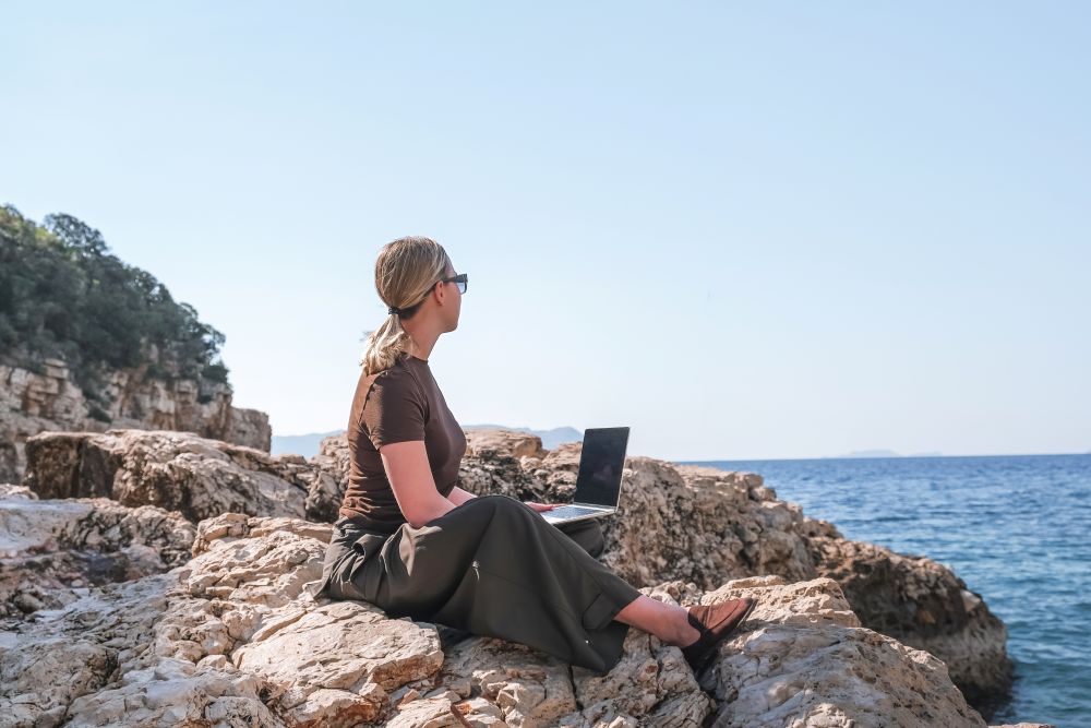 It’s not All Shiny and Glamorous: Loneliness and Fear of Missing Out among Digital Nomads
